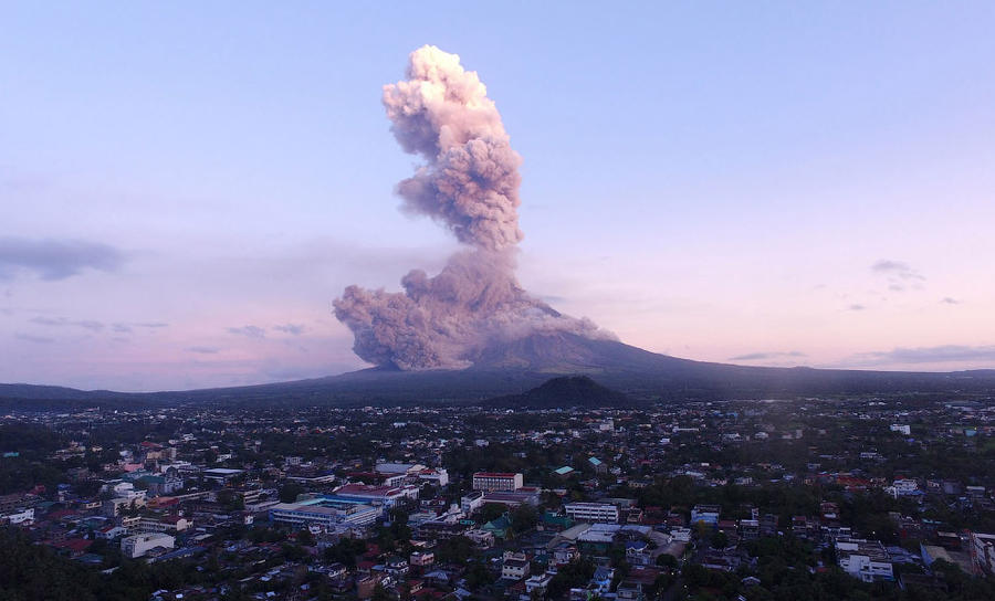 Филиппинцев эвакуировали из-за вулкана Майон