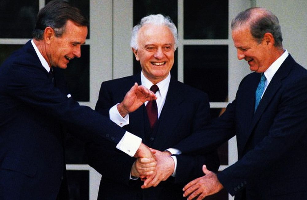 Президент Джордж Буш, Эдуард Шеварднадзе и госсекретарь Джеймс Бейкер. Тот самый, с которым была проведена по Берингову морю «линия предательства» («линия Шеварднадзе – Бейкера»)