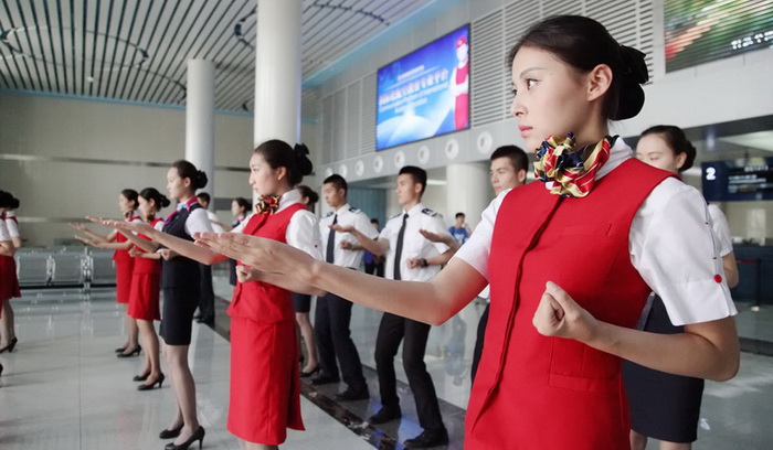 Китайские стюардессы осваивают рукопашный бой