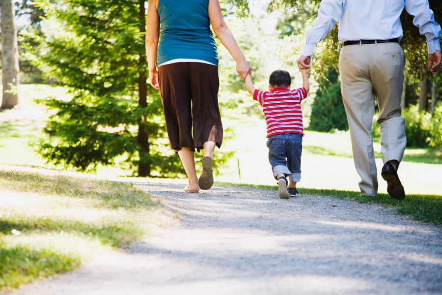 Можно гулять без родителей. Прогулка с родителями. Семья на прогулке. Дети гуляют с родителями. Родители с детьми на прогулке.