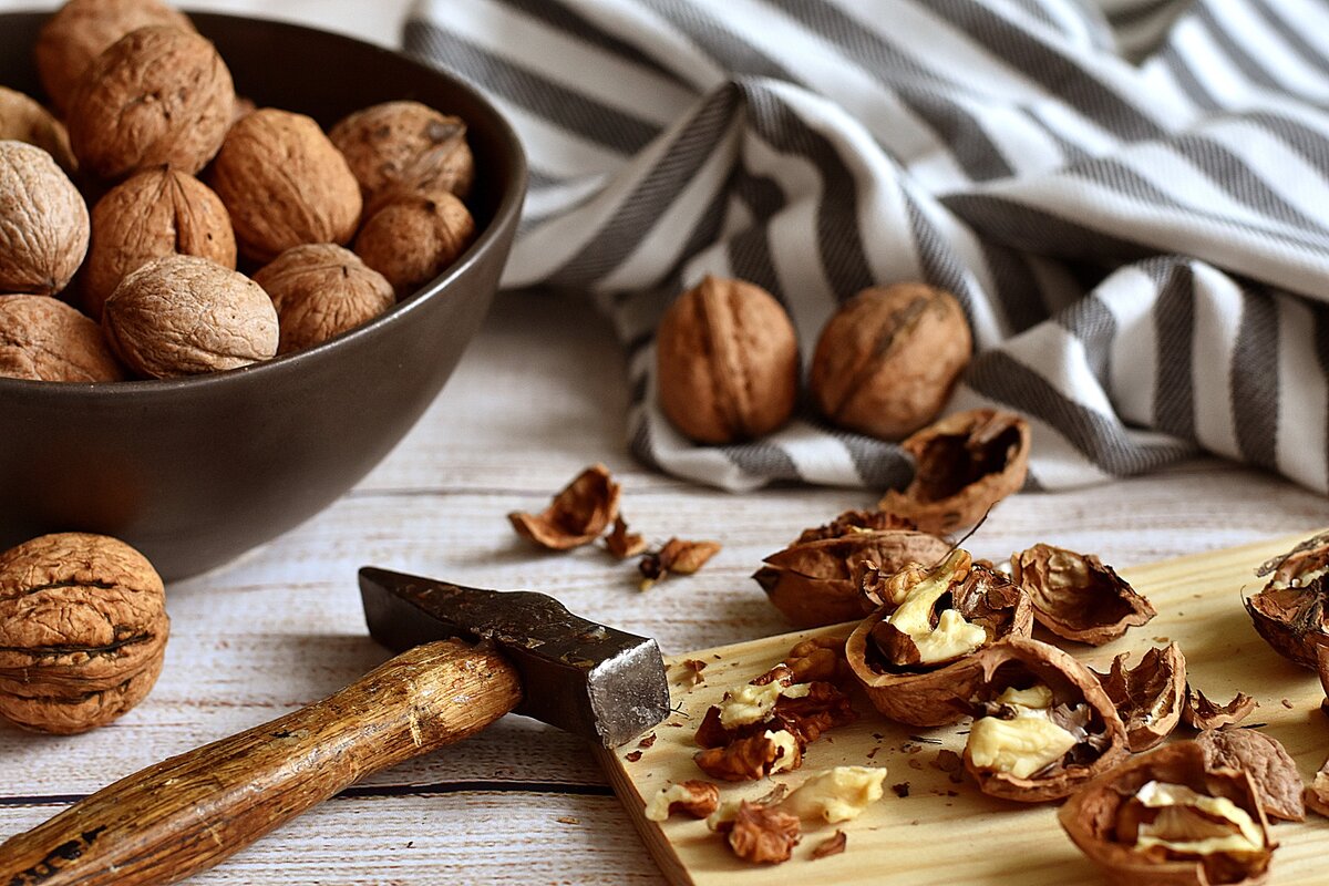 Вы едите орехи неправильно: Врач раскрыла, чем опасен продукт