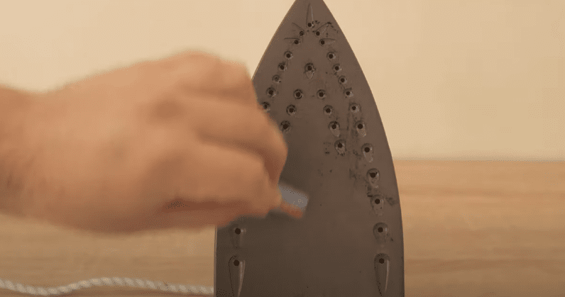 Очищаем утюг от нагара всего за 30 секунд интерьер,рукоделие,своими руками,сделай сам