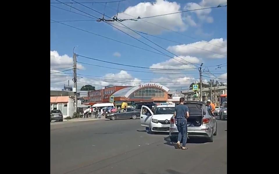 Возле Полетаевского рынка в Рязани столкнулись два автомобиля