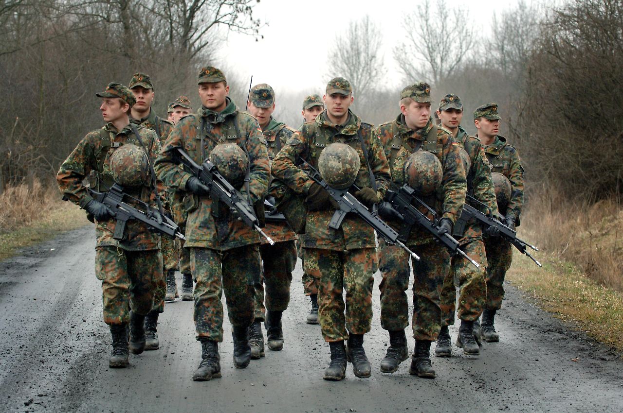 Бундесвер военные. Армия Германии Бундесвера. Военные Германии Бундесвер. Германская армия Бундесвер. Солдат армии Бундесвера.