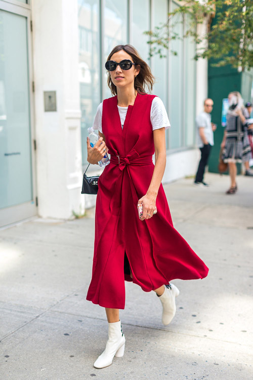 Алекса Чанг в красном платье без рукавов, белая футболка и полусапоги - уличная мода Нью-Йорка весна/лето 2017