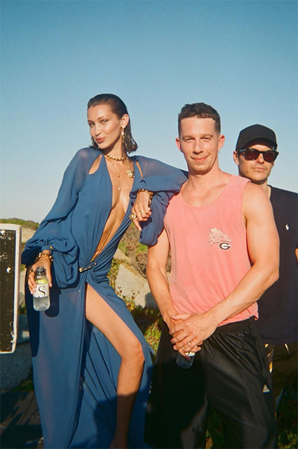 Продлила лето: Белла Хадид поделилась фото со съемок для Versace у моря Новости моды