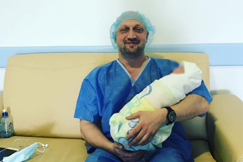 Фото с дочкой счастливый папа тут же опубликовал в Инстаграме