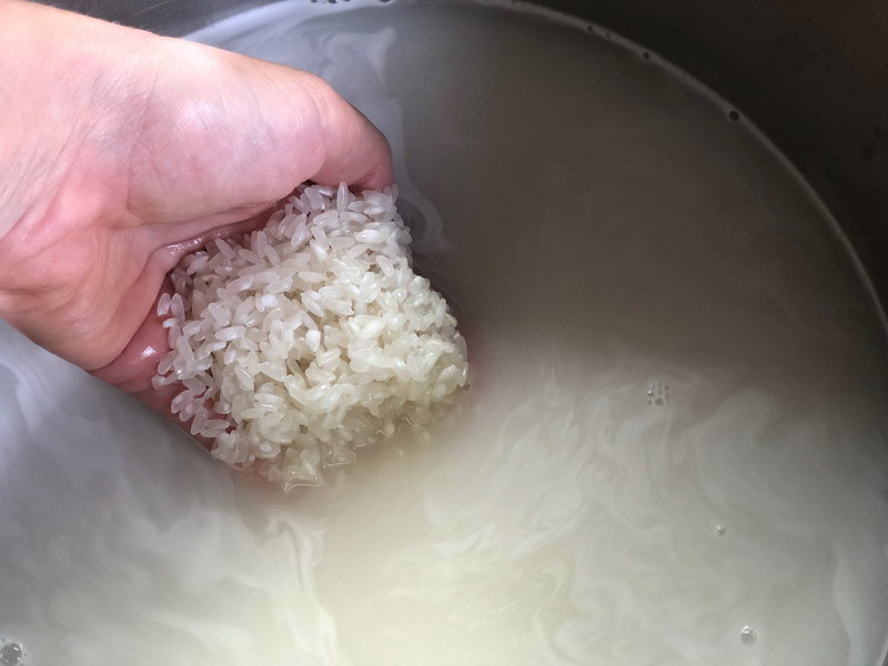 Сколько нужно риса на казан. Сколько риса надо на 12 литровый казан. Как правильно промыть рис для плова чтобы он был рассыпчатым. Сколько риса надо на плов 10 литров казан. Сколько нужно риса для плова на 12 литровый казан.