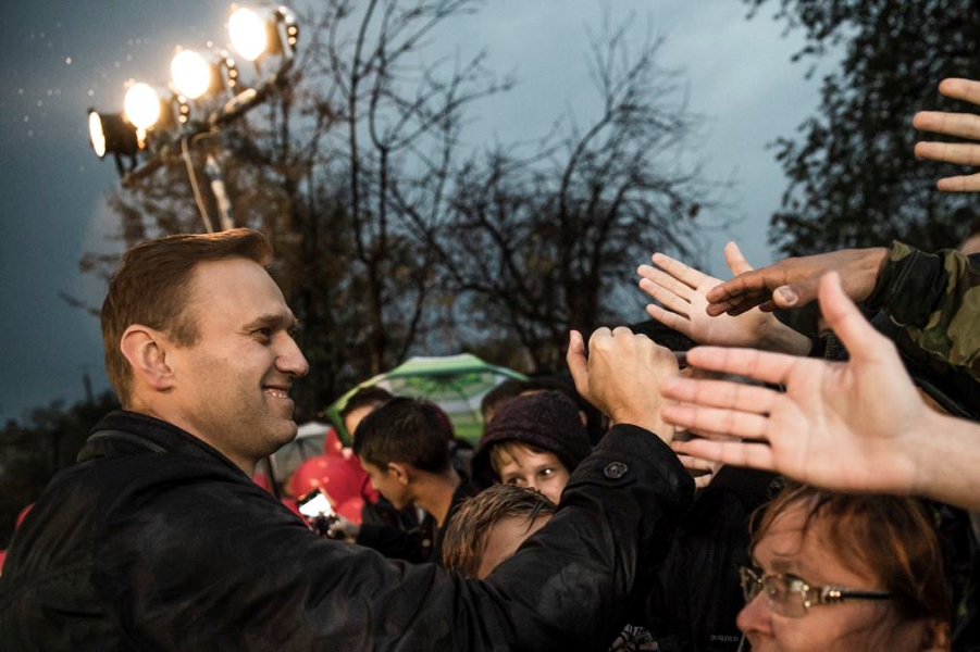 Навальный на митинге.png