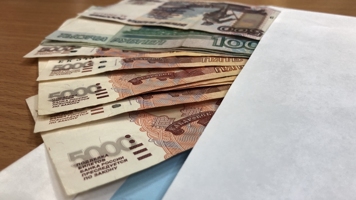 Юрист предупредил об опасностях зарплаты в конверте