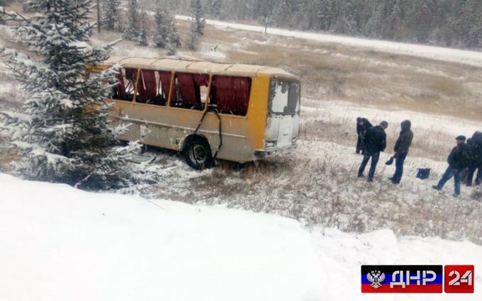 На Донецкой трассе перевернулся автобус с пассажирами