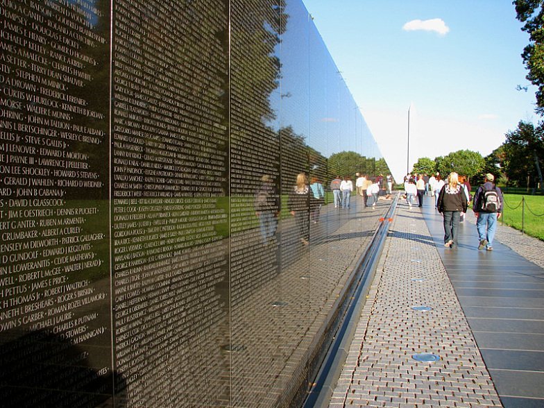 Годы жизни стена. Мемориал погибших во Вьетнаме. Мемориал ветеранов Вьетнама в Вашингтоне. Мемориал на стене.