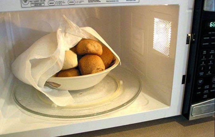 Чтобы разогреть блюда без потери сочности и насыщенного аромата, прикройте тарелку бумажными полотенцами / Фото: cdn.megalife.net.ua