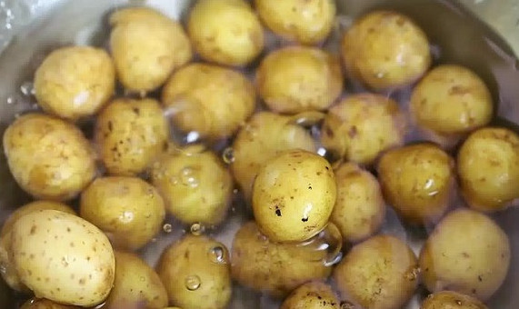 5 потрясающих способов приготовить очень вкусно молодой картофель! Хозяюшкам на заметку...