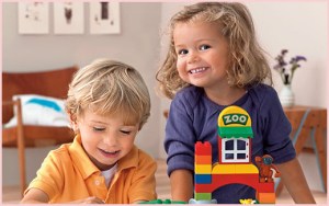 Дети собирают конструктор