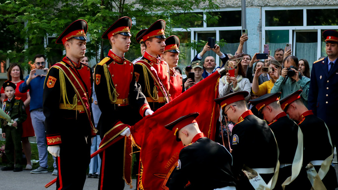 Вальс и прощание со знаменем: последний звонок в Барнаульском кадетском корпусе