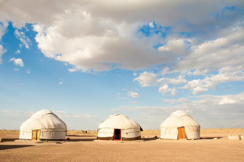Юрты в пустыне Кызылкум неподалеку от крепости Аяз-Кала
