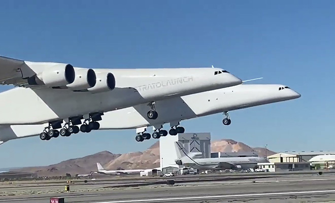 Самый большой самолет в мире. У машины шесть двигателей, а размах крыльев 117 метров