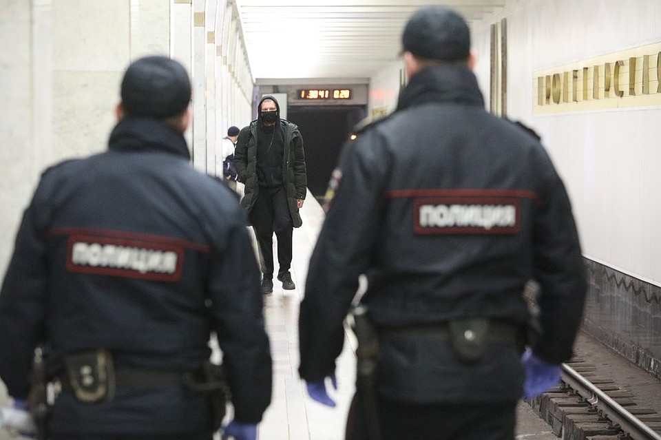 Полицейские контролируют режим самоизоляции Фото: REUTERS