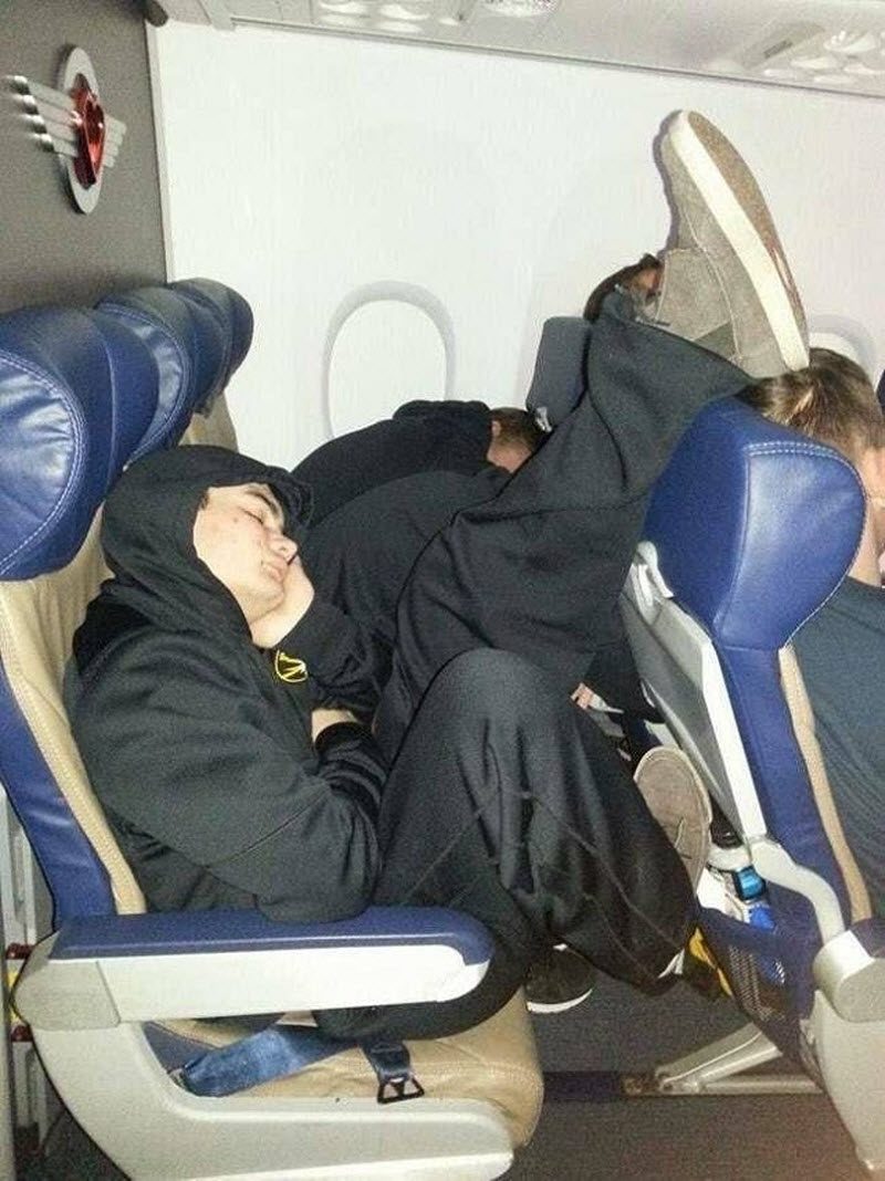 Подборка ситуаций, которые превращают перелет в сущий кошмар авиатур