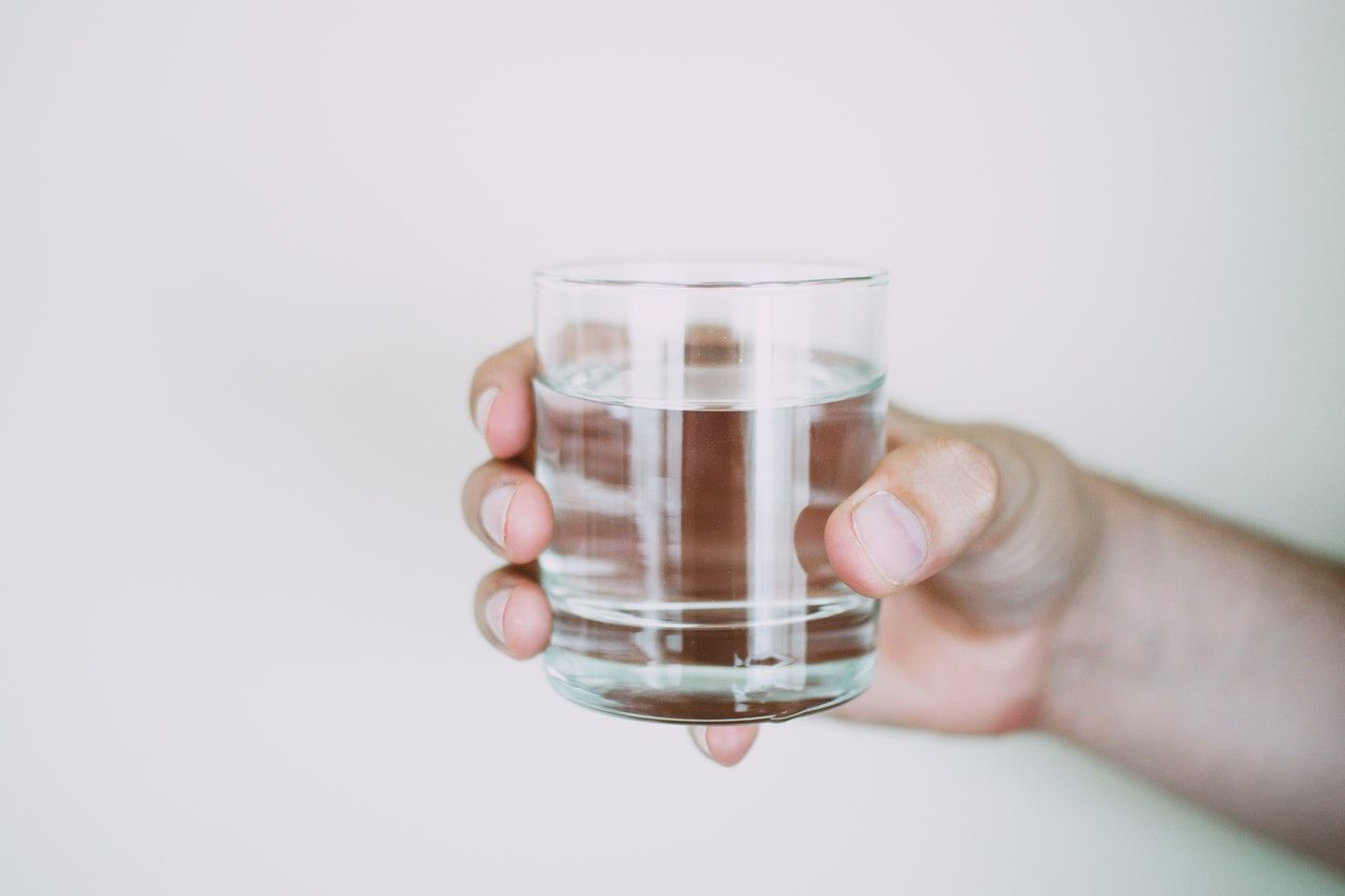 Нутрициолог Юзуп посоветовала для похудения пить воду с огурцом и имбирем Общество