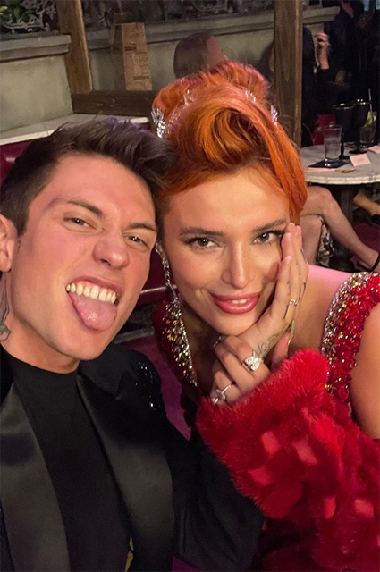 Два красных платья и огромный торт: Белла Торн и Бенджамин Масколо отметили помолвку Два красных платья и огромный торт: Белла Торн и Бенджамин Масколо отметили помолвку Звездные пары