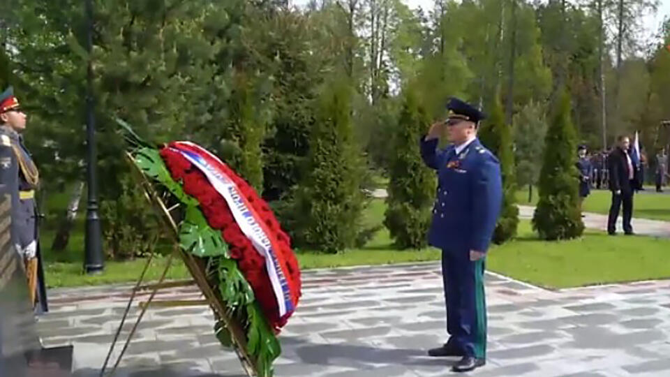 Краснов возложил цветы к памятнику воинам 108-й стрелковой дивизии