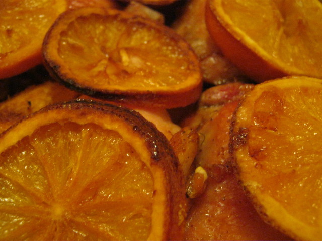 Печеные апельсины. Апельсины в духовке. Печеный апельсин. Апельсины запеченные в духовке. Запеченные апельсины с корицей.