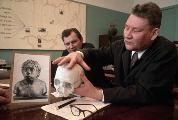 1966 год. Академик Алексей Павлович Окладников держит слепок черепа ребенка, который жил 40000 лет назад. Источник Интернет