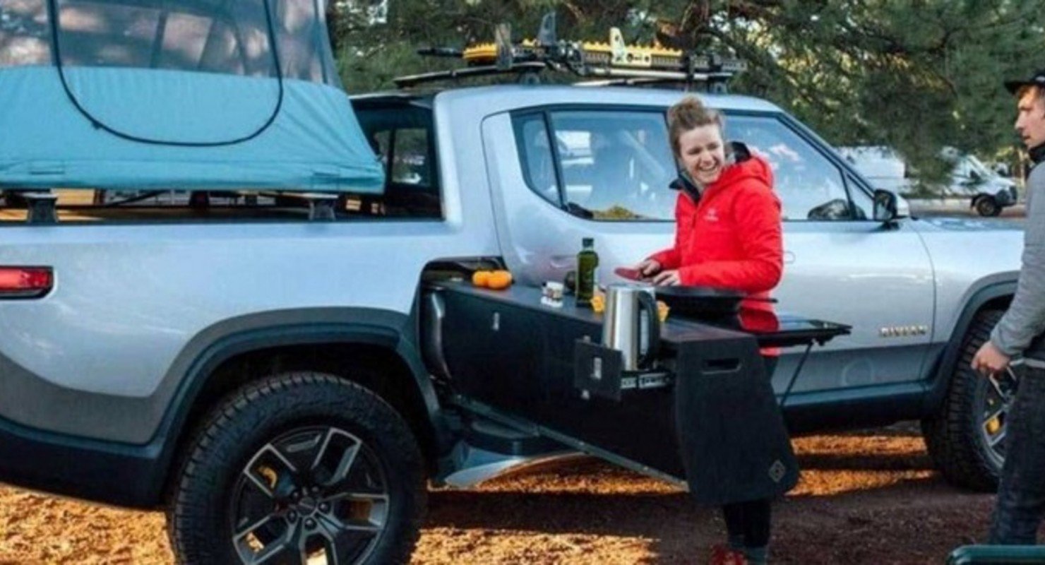 Пикап Rivian R1T получил удобную выдвижную кухню
