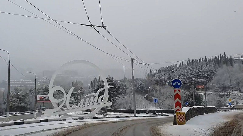 В Ялте снегопад. Общественный транспорт остановился, в школах отменили занятия