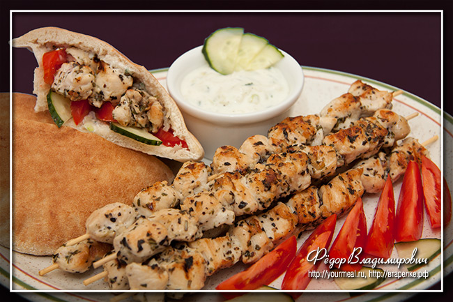 Сувлаки гирос. Грик сувлаки. Сувлаки греция. Сувлаки в лепешке. Сувлак что это за блюдо.