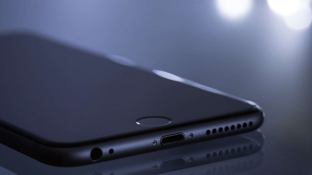 Росстат сообщил о падении цен на смартфоны и телевизоры в России