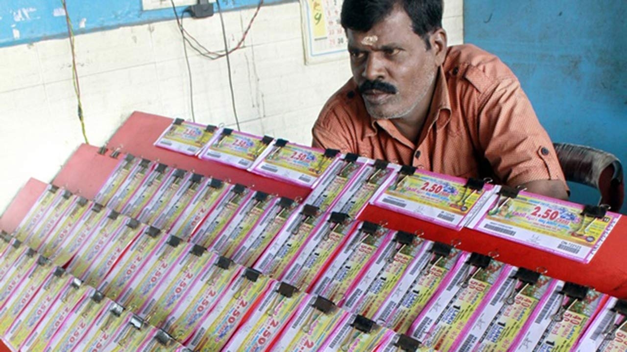 мужчина продает лотерейные билеты в индии
