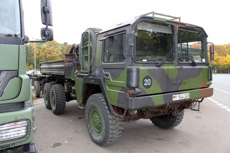 Военные грузовики и в огонь, и в воду Военные грузовики и в огонь, и в воду оружие