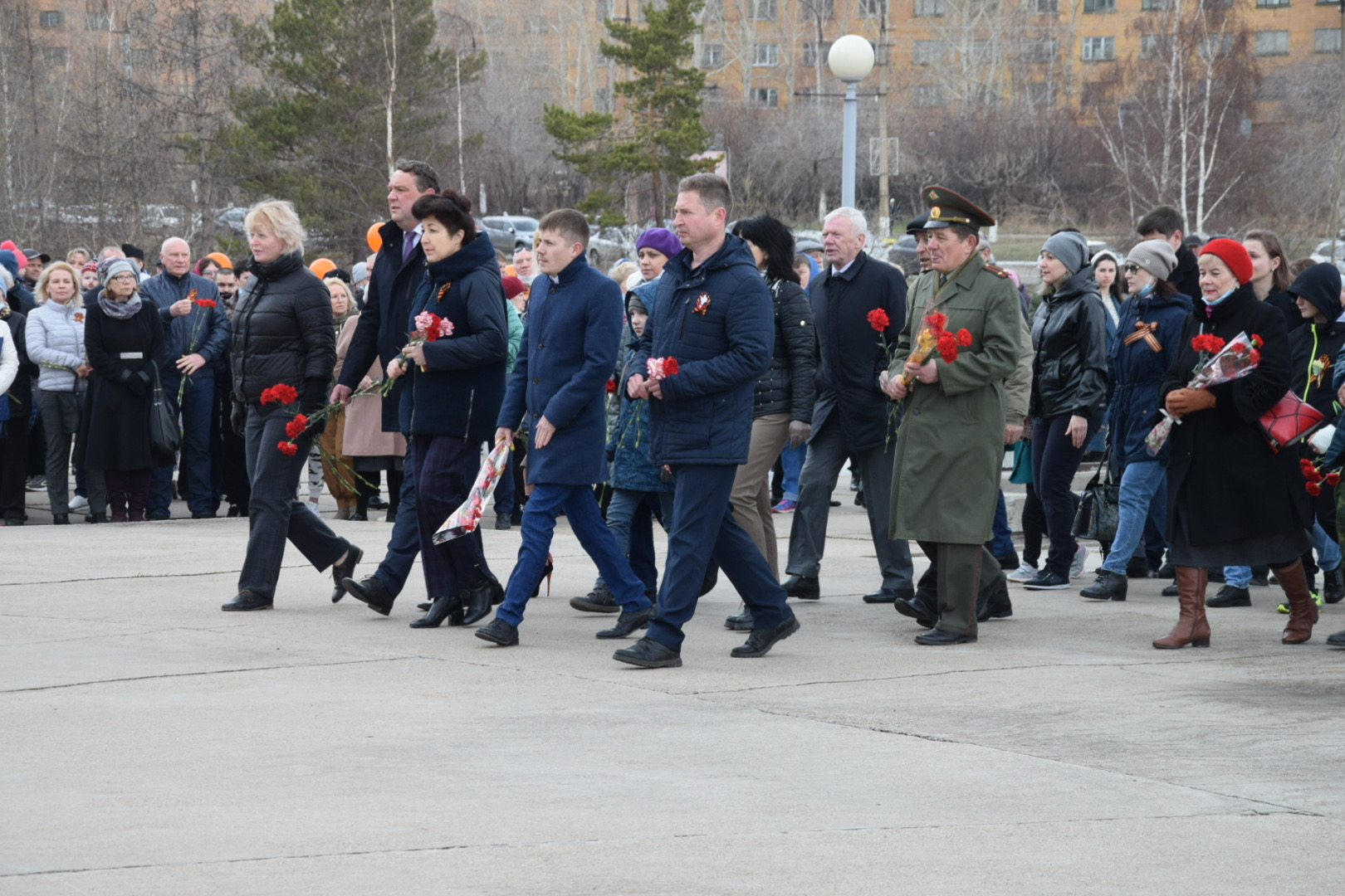 Свежие новости братска сегодня. Возложение гирлянды к Вечному огню Иркутск. Гирлянда на возложение. 6 Мая 2024 возложение гирлянды к памятнику Рокоссовского. Мэр Братска возложил гирлянду к мемориалу славы в Братске фото.