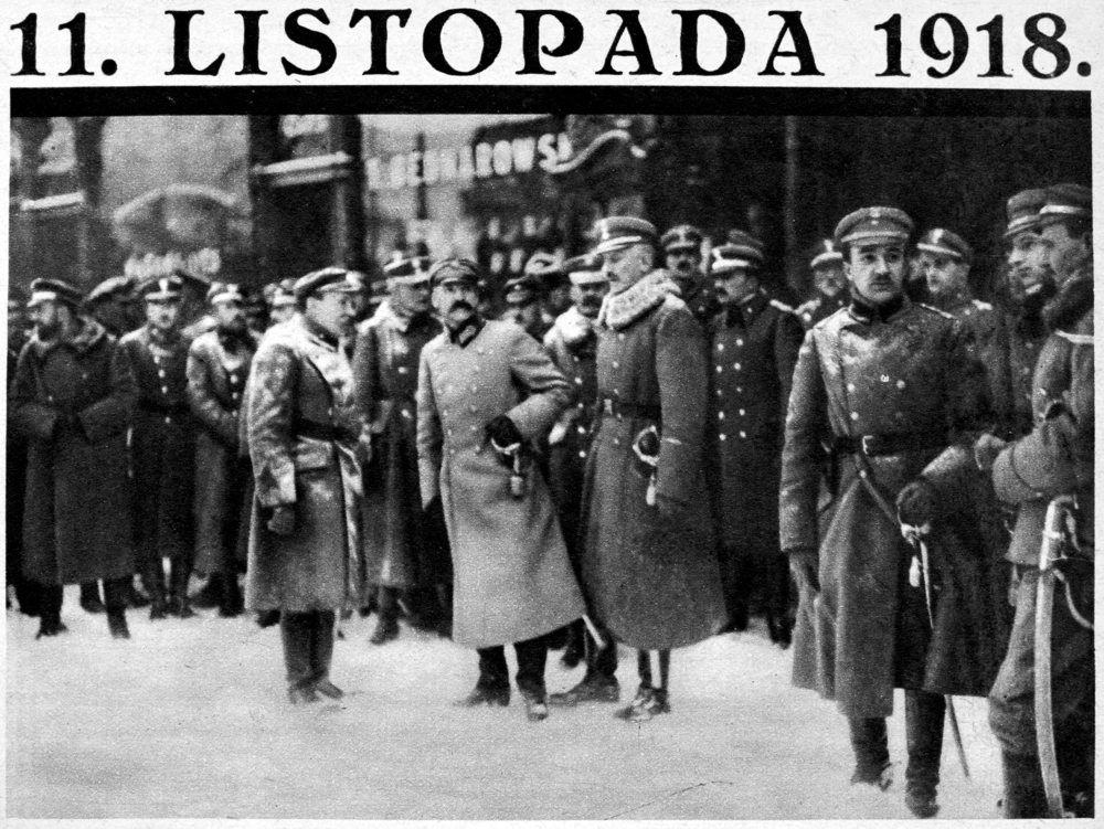 11 ноября 1918 года, командир Польских легионов маршал Юзеф Пилсудский принимает парад перед отелем «Бристоль» в Варшаве, фото: Петр Мечик / FORUM