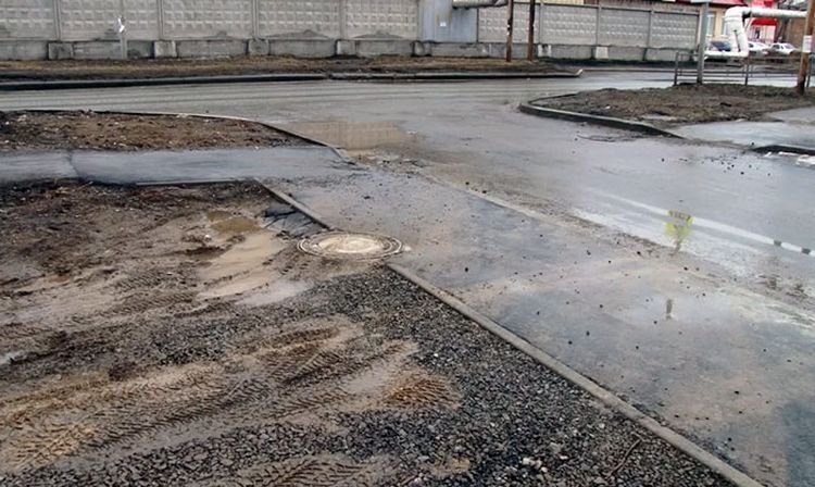 Циничная стоянка: тагильчанин отремонтировал бордюр, который сам же и спилил, чтобы парковать автомобиль на газоне авто и мото,автоновости