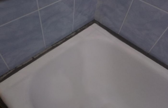 Чем замазать стык между стеной и ванной, чтобы вода не заливалась за бортик полезные советы,ремонт и строительство