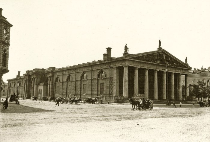 Большой манеж Конногвардейского полка, фасад к Александровскому саду. Санкт-Петербург, Июль 1914 года.