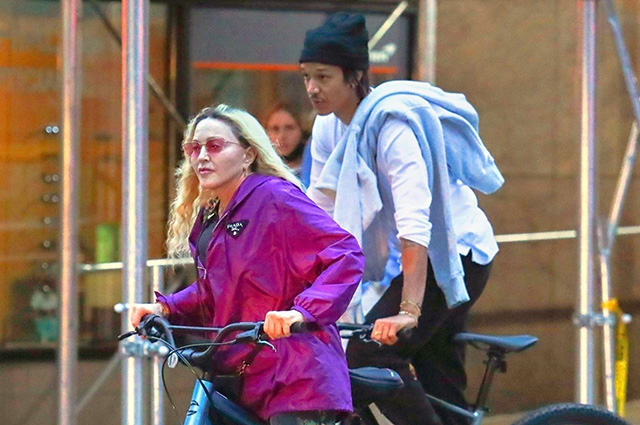 Мадонна с бойфрендом Ахламаликом Уильямсом на велопрогулке в Нью-Йорке Звездные пары