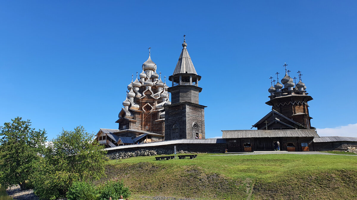  Преображенская церковь (слева), Колокольня (в центре), Покровская церковь (справа)