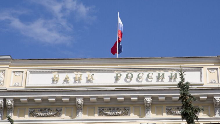 Банк России повысил курсы доллара и евро на среду, 28 декабря