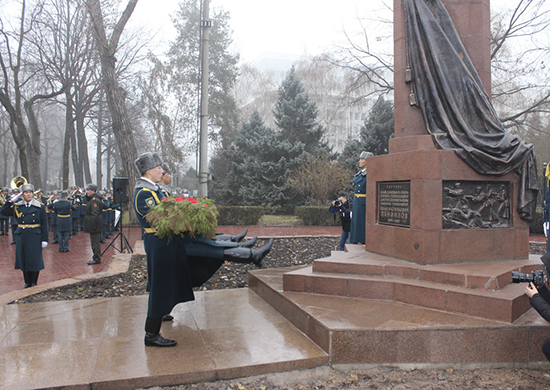 В Бишкеке открыли памятник командиру дивизии, оборонявшей Москву, генерал-майору Ивану Панфилову
