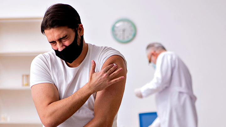 МЫ ПОПАЛИ В НЕКИЕ "НОЖНИЦЫ": ВАКЦИНУ ХОТЯТ ВВОДИТЬ ПОВТОРНО ВСЕМ ПОДРЯД