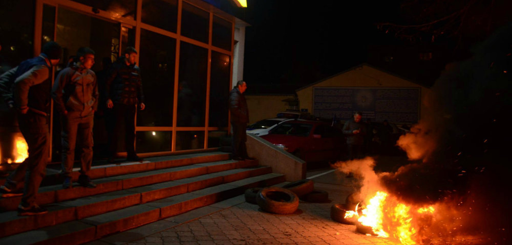 На Украине снова жгут покрышки. Противостоять радикалам не может даже полиция
