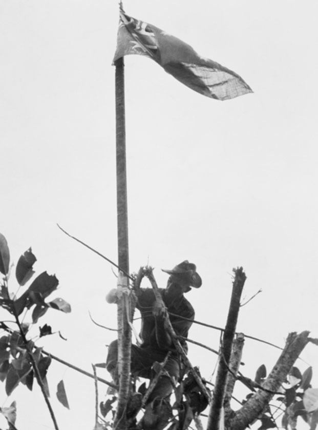 Сержант Том Деррик поднимает австралийский флаг над Сательбергом, 25 ноября 1943 года awm.gov.au - «Адский остров»: трагедия 18-й японской армии | Военно-исторический портал Warspot.ru