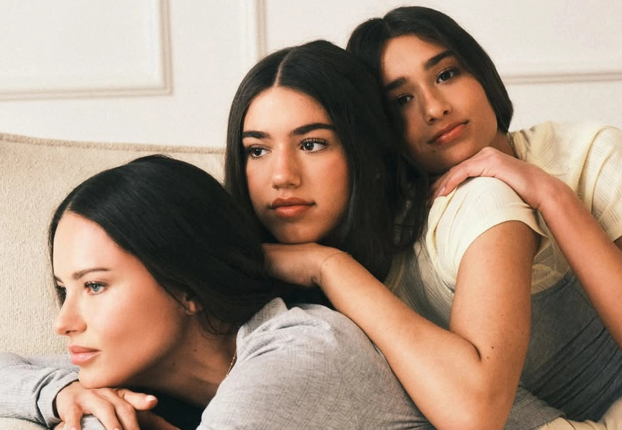 Адриана Лима впервые снялась с дочками для Victoria's Secret