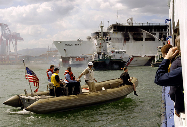 Разъездной катер ВМС США в бухте Манилы