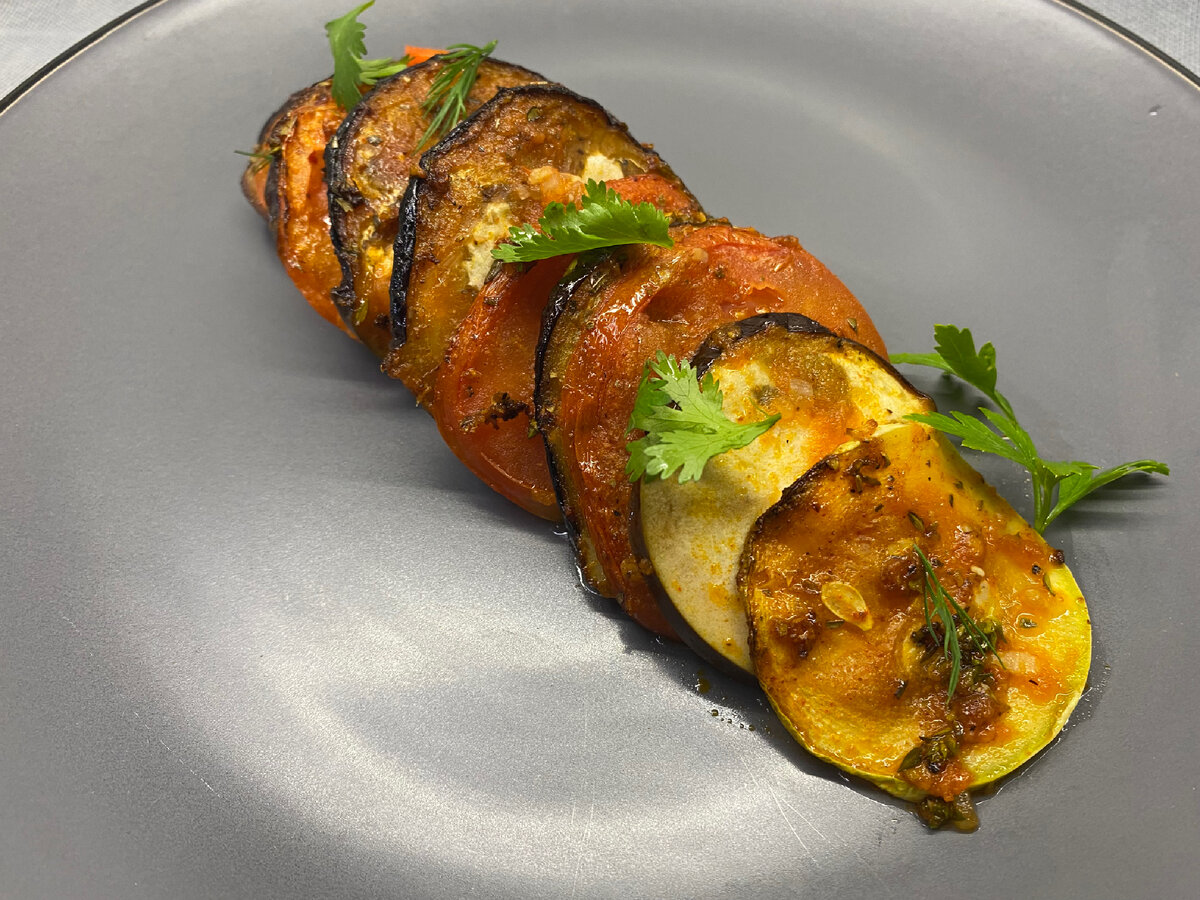 Сегодня будем готовить вкуснейший рататуй! Рецепт специально сделал не замороченный, чтоб его можно было без проблем приготовить дома.-8-3